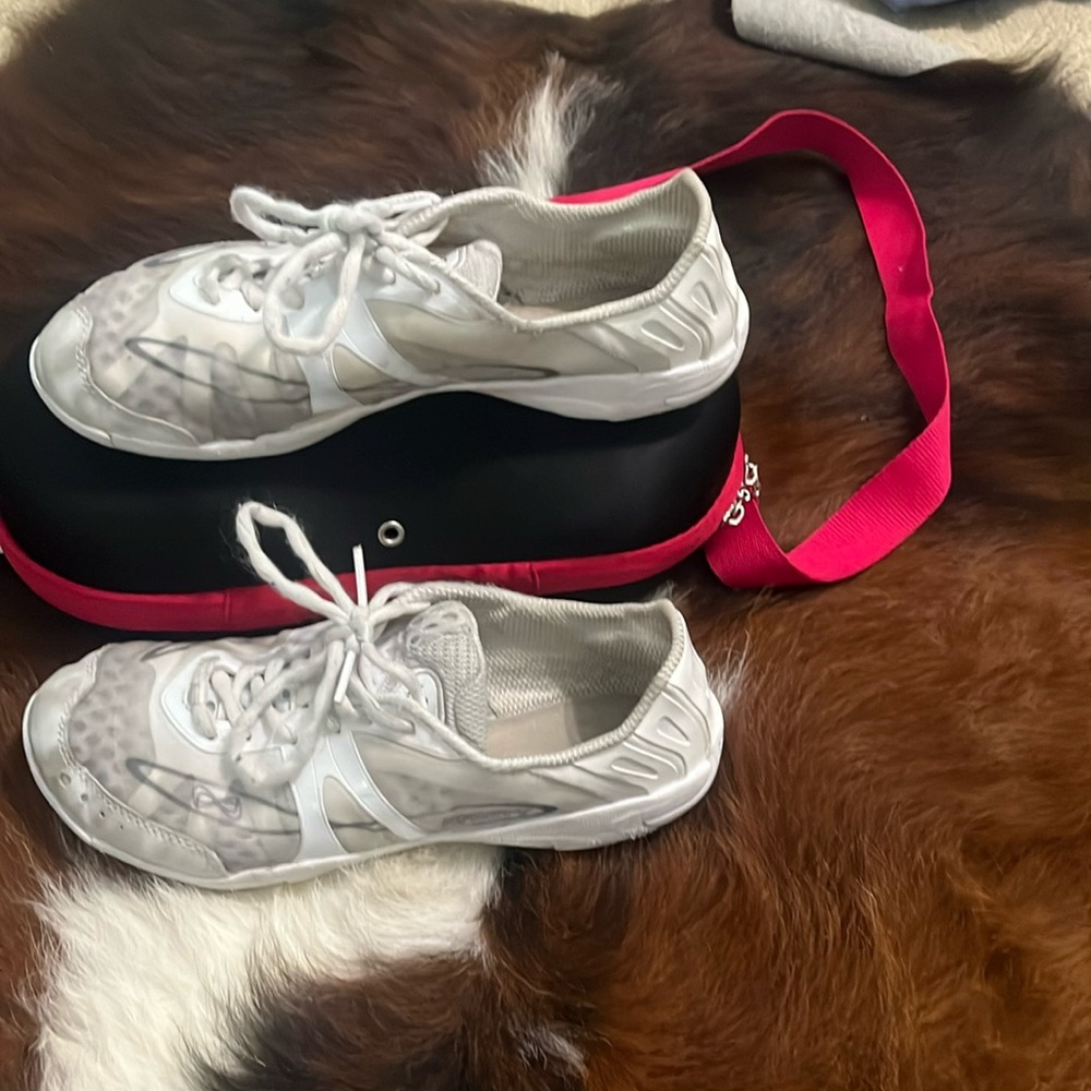 SIZE 7.5 vengeance infinity cheer shoes , lightly worn